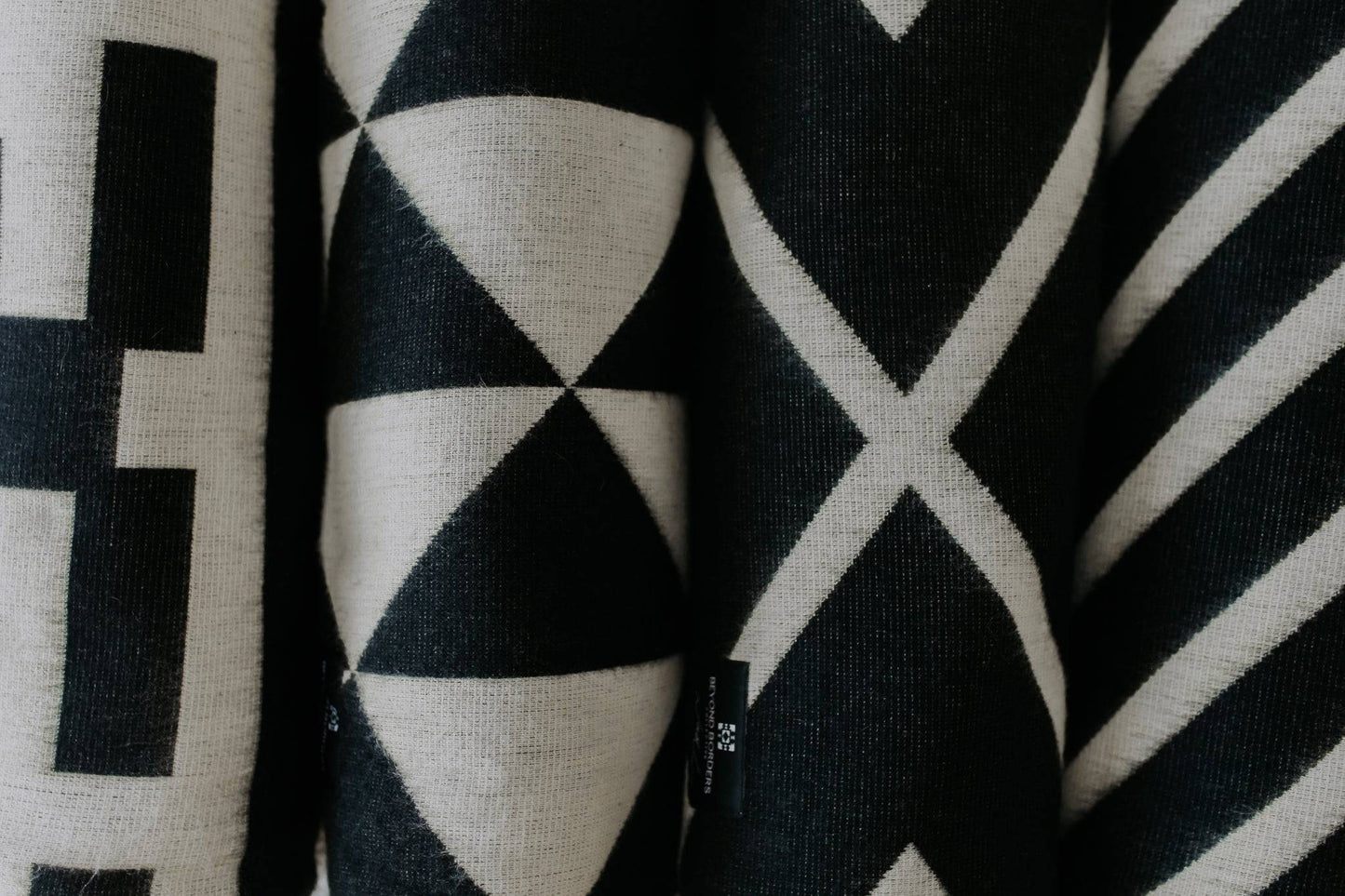 Nevado Blanket - Natural / Black - nobiliving.com
