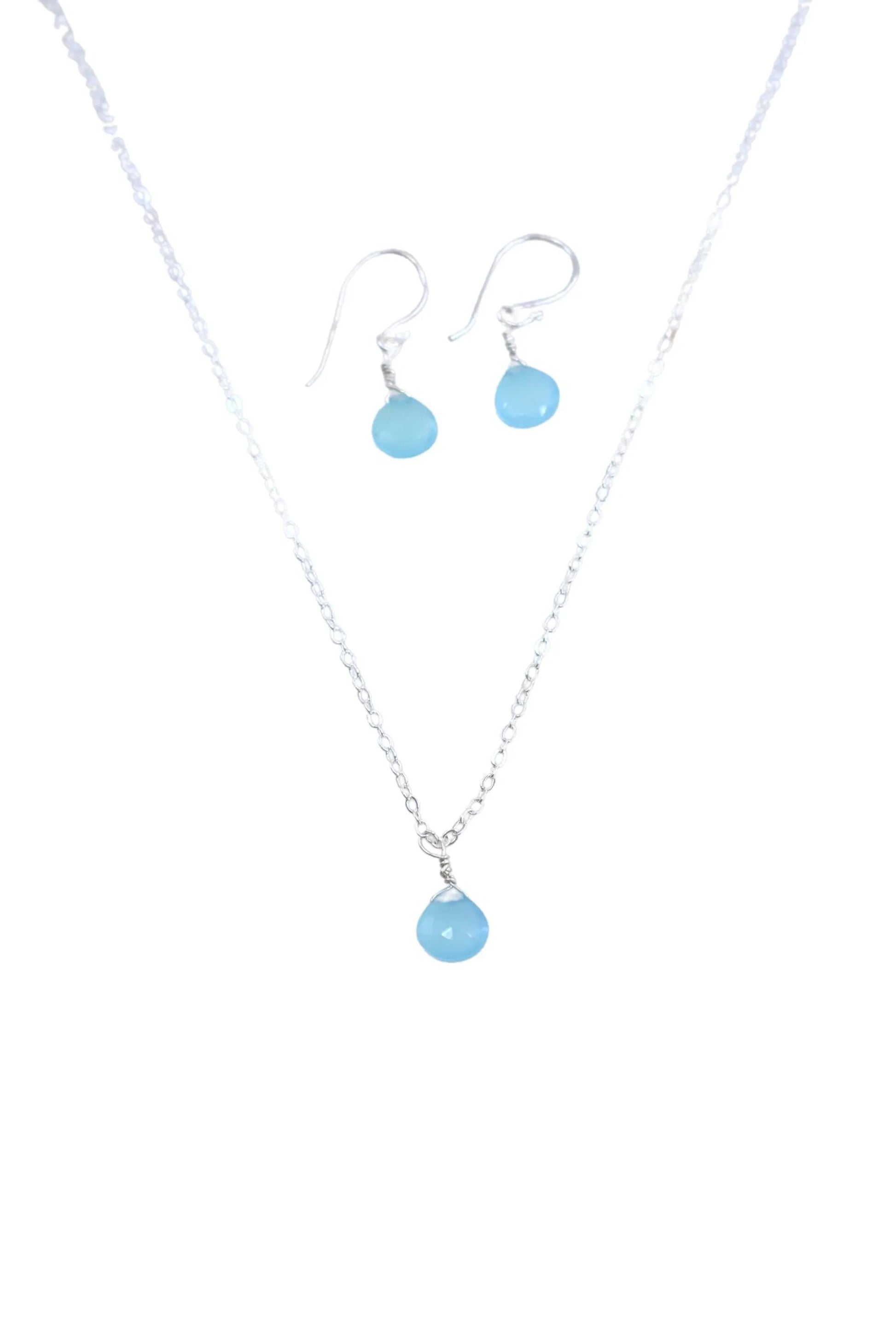 The Bailey Set in Aquamarine and Vermeil features a vermeil chain secured with a classic lobster clasp