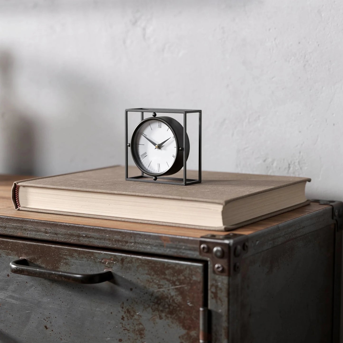 Distressed Metal Table Clock - Nobiliving