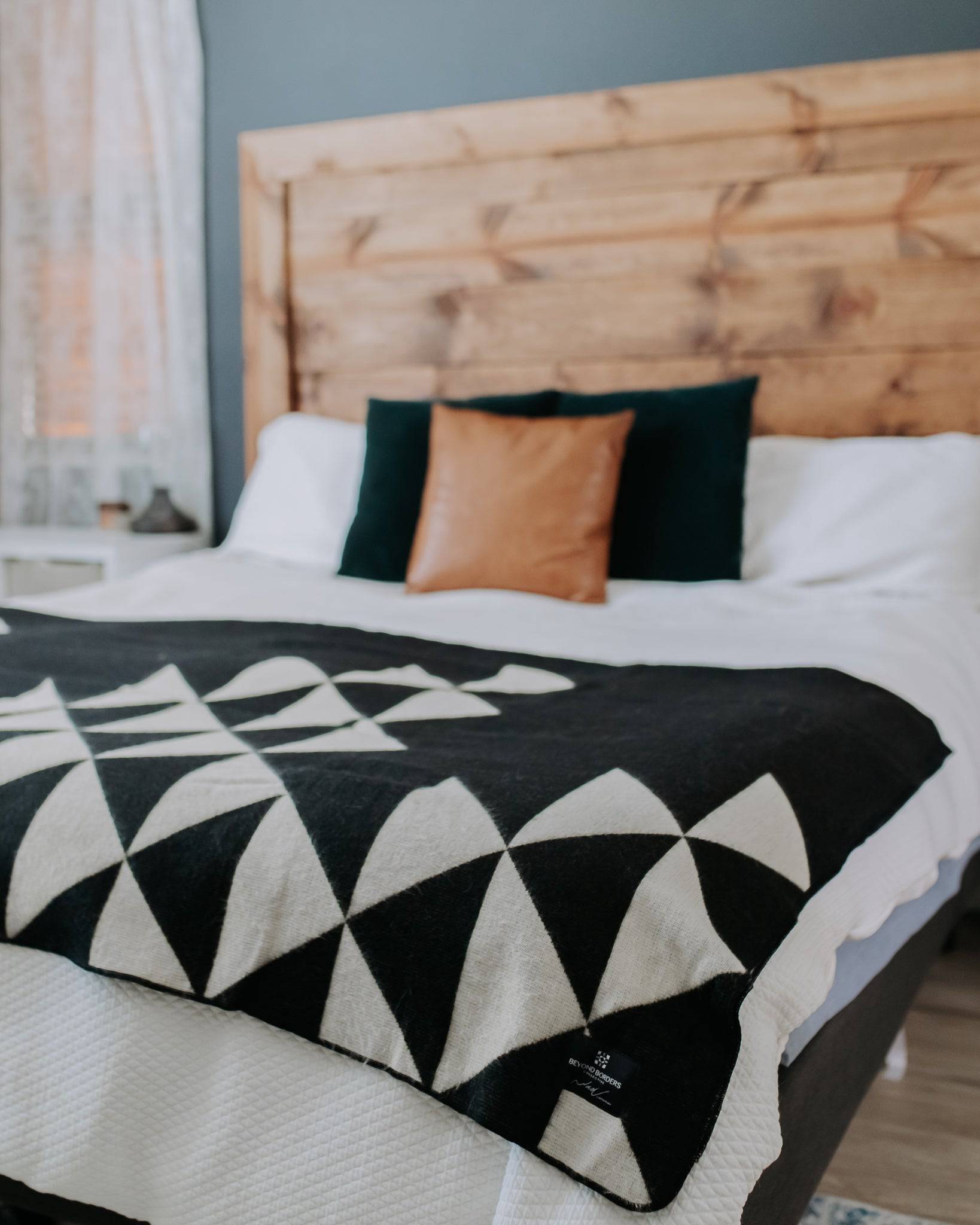 Nevado Blanket - Natural / Black - nobiliving.com