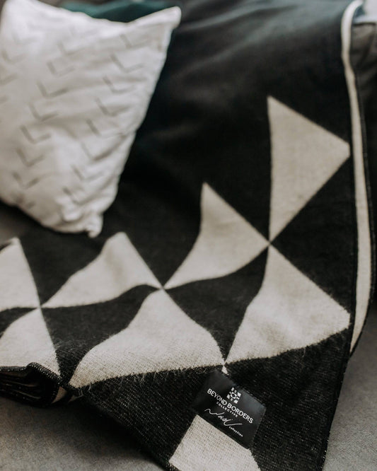 Nevado Blanket - Natural / Black - nobiliving.com